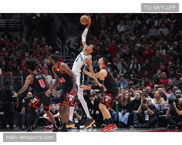 马刺第二节三分12中8 单节攻势奠定比赛胜局